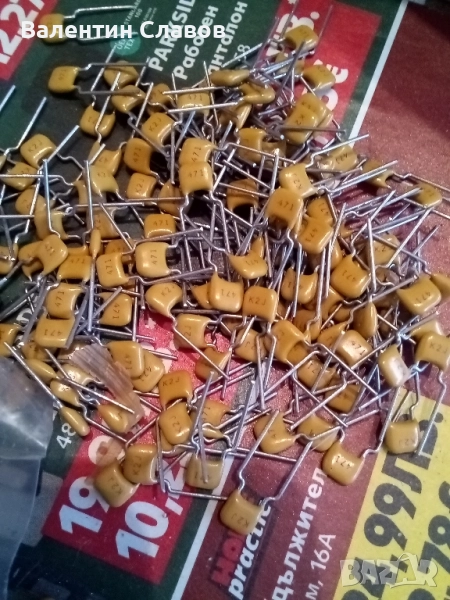 Кондензатори 470 pF 200 V, снимка 1