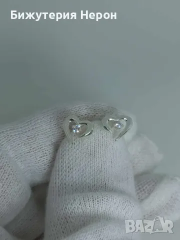 Сребърни обеци на щифт сърца с циркони