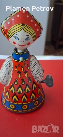 Чиния за стена и детска играчка