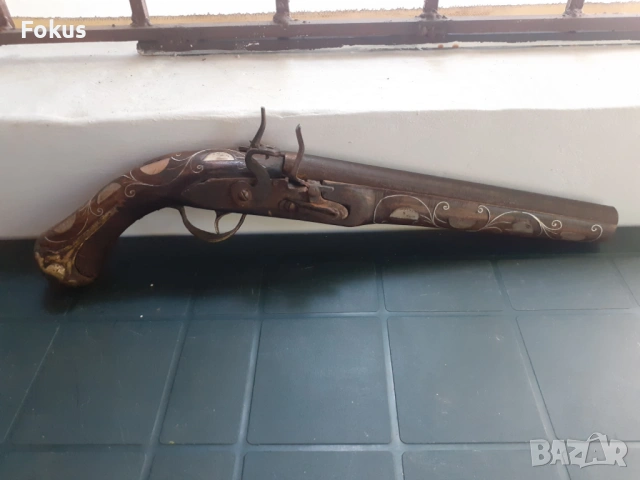 Стар кремъчен пищов с набивки и интарзии от седеф - реплика