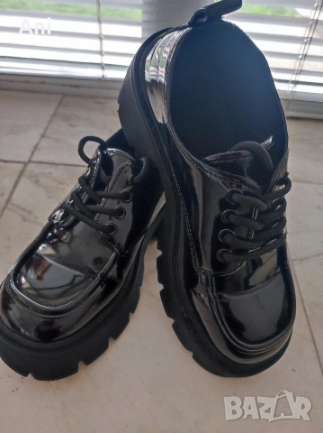 Нови дамски обувки.