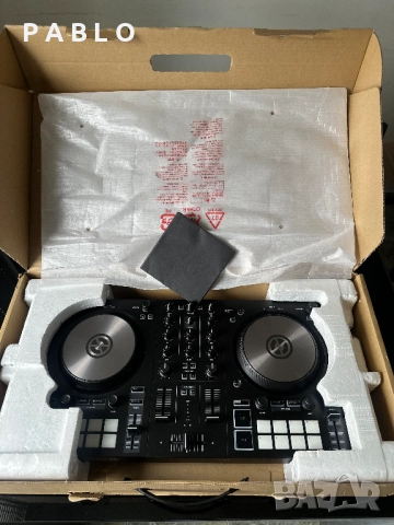 DJ контролер Native Instruments Traktor Kontrol S2 Mk3, 2 канала, 16 падове, многоцветен, снимка 3 - Друга електроника - 52226934