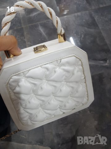 Дамска чанта, снимка 4 - Чанти - 40299426