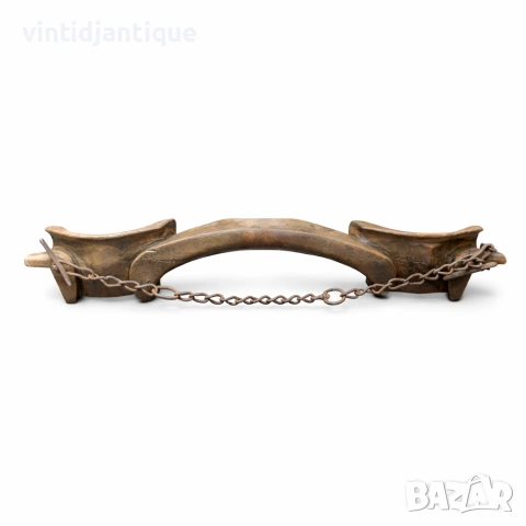 Старинно дървено иго (или ярем) за впрягане на добитък.