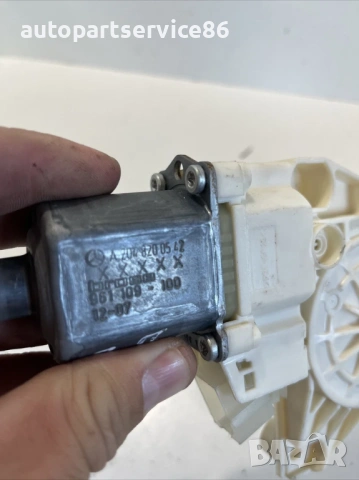 Мотор за прозорец задна лява врата за Mercedes W212 2.2 CDI (2012) 0130822505, снимка 2 - Части - 54081695