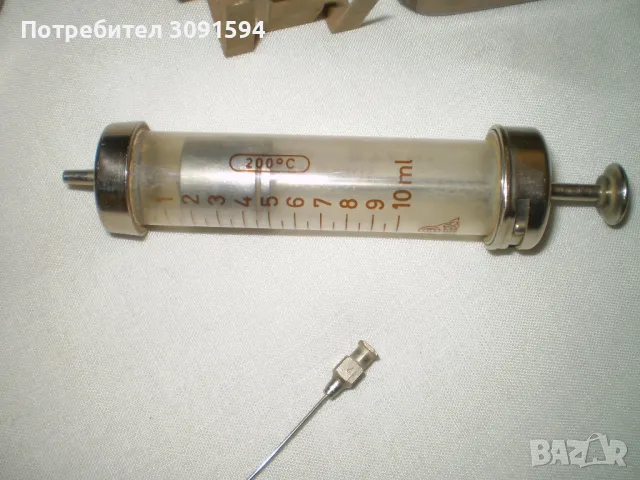 Стара стъклена спринцовка MADE IN GERMANY 10 мл." в метална кутия и игли, снимка 3 - Колекции - 48112218