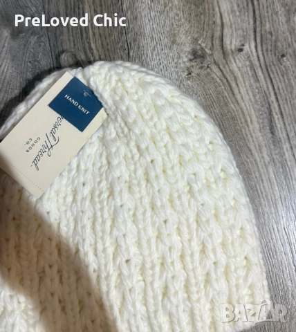 Бяла велурена шапка , снимка 2 - Шапки - 52643941
