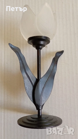 Свещник с форма на лале