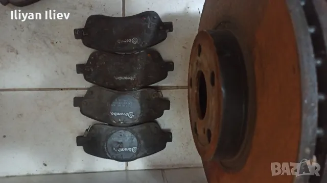 Спирачни дискове с накладки Brembo Тойота Авенсис Т25, снимка 3 - Части - 48046560