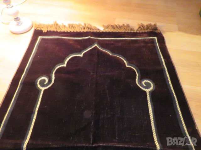 турско молитвено килимче, килимче за молитва за Намаз тъмно кафяв  фон с красиви флорални мотиви, снимка 2 - Антикварни и старинни предмети - 50741286
