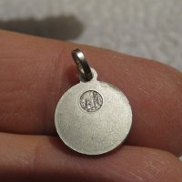 Малък Старинен медальон молещата се мадона ., снимка 3 - Антикварни и старинни предмети - 29873632