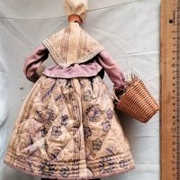висока фолк кукла издялани рисувани дървени части с плетен кош с билки и кръст на врата Франция, снимка 7 - Колекции - 35481684