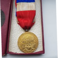 Почетен френски сребърен позлатен медал за труд с кутия, снимка 5 - Антикварни и старинни предмети - 30755353