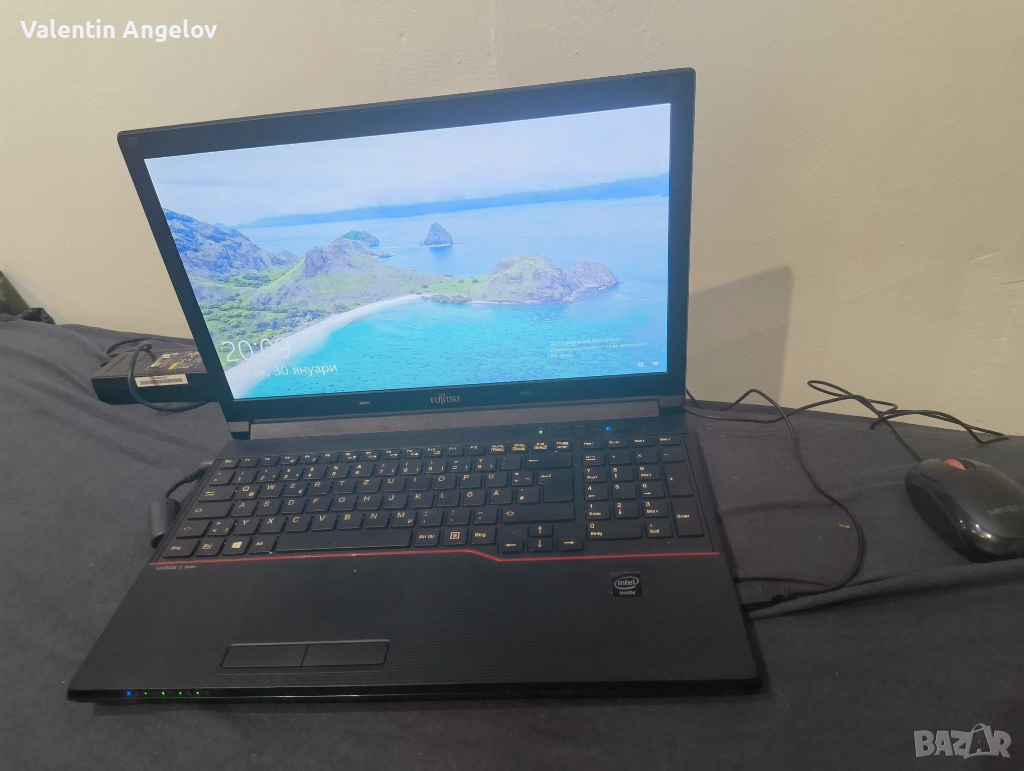Лаптоп фуджицо 8 гб с зарядно и мишка , снимка 1