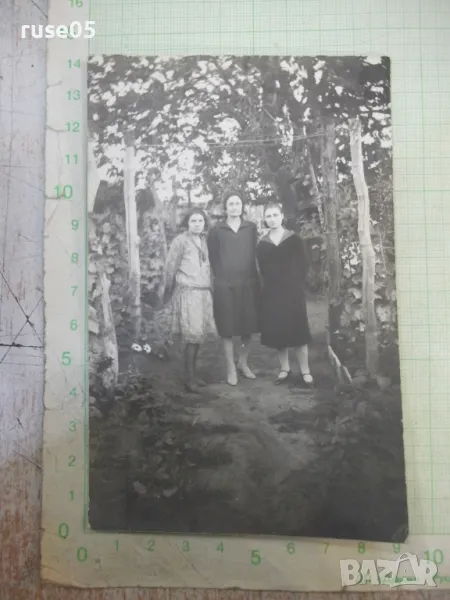 Снимка стара на три жени в градината - 1, снимка 1