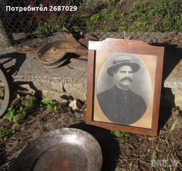Стар портрет, снимка на мъж с шапка, с дървена рамка, снимка 1