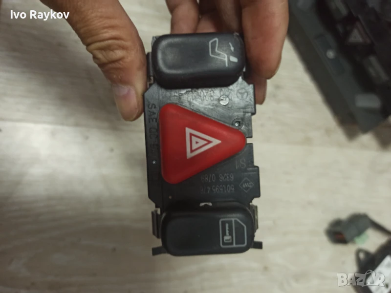 Бутон аварийни светлини за Mercedes-Benz E-Class Sedan (W210) , 210 820 13 10, снимка 1