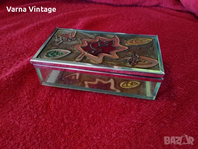 Красива стъклена кутия за бижута.