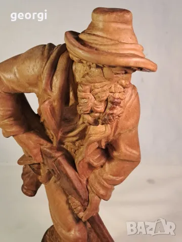 дървена статуетка ловец с куче авторска дърворезба 24/5, снимка 2 - Статуетки - 49588360