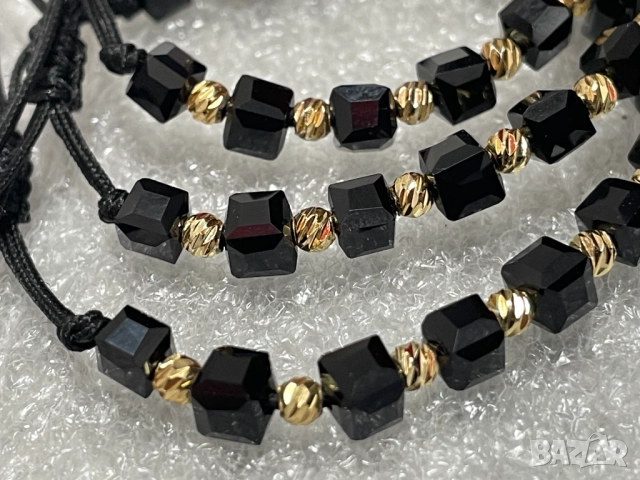 Гривни с фасетиран черен оникс и златисти топчета – ръчна изработка, снимка 11 - Гривни - 51535581
