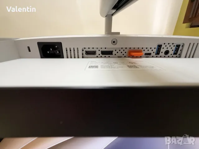 Монитор Dell U2722D, снимка 8 - Монитори - 56543356