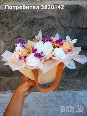 Керамична кашпа с глицеринови цветя 