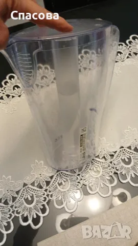 Голяма кана от прозрачна пластмаса за лятно парти с лимонада или за студена вода .