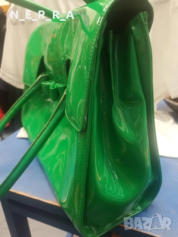 Дамска зелена лачена чанта, снимка 4 - Чанти - 53190762