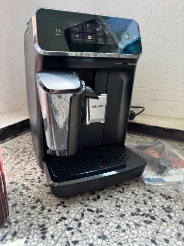 Кафеавтомат Philips 2300 EP2330/10, Автоматична Кафемашина LatteGo 4 Напитки, Тъч Дисплей, Керамична