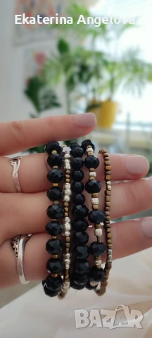 Летни гривни от мъниста бохо бяло черни синьо хендмейд ластични, снимка 4 - Гривни - 50588671