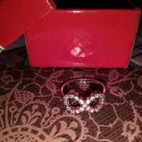 Дамски сребърен пръстен с камъчета в подаръчна кутийка, снимка 2 - Пръстени - 35219410