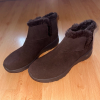 Зимни обувки, снимка 1 - Дамски боти - 44685231
