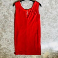 Продавам елегантна червена рокля на Дика 36 номер , снимка 6 - Рокли - 36477194