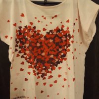 Тениска сърца , къс ръкав розов фон с нежни сърца вишнево и червено като разпръснати листенца , снимка 4 - Тениски - 37246837