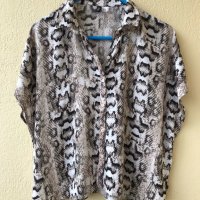Къса блузка H&M змийска шарка - М , снимка 1 - Ризи - 36820521
