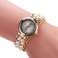 Нов дамски часовник с бяло метало-текстилно закопчаване, снимка 2 - Дамски - 42178242