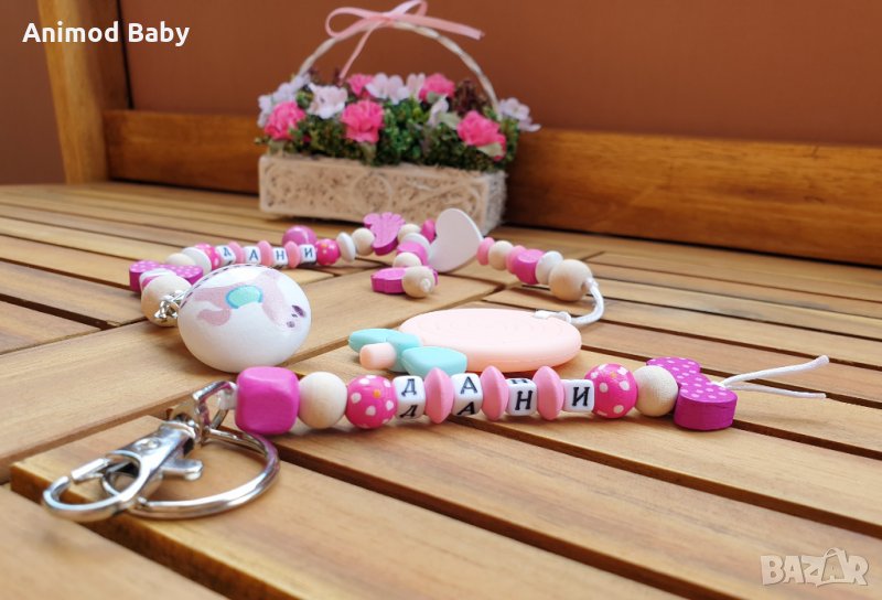 Аксесоар / Ключодържател дървени мъниста с име детски бебе, снимка 1