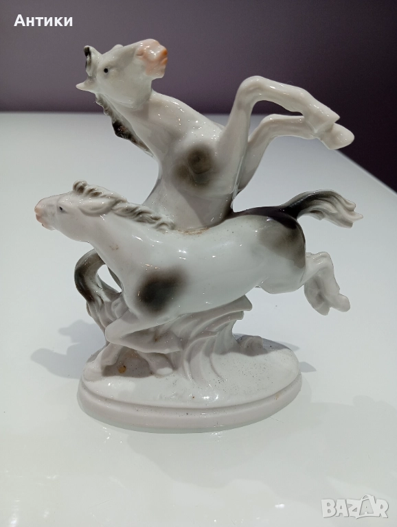  Порцеланова красива фигура с коне маркирана , снимка 1