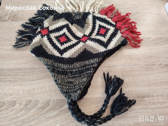 Зимна шапка с пискюли . Нова