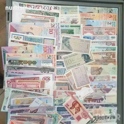 Пакет от различни 1000 банкноти цял свят