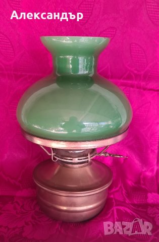Стара ретро газова лампа със зелен абажур