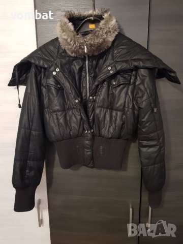 Късо дамско яке с яка