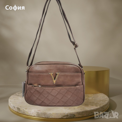 Стилна и практична дамска чанта от еко кожа с метален елемент V