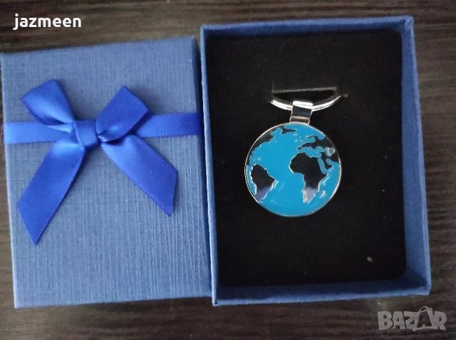 Красив ключодържател "Земята" в подаръчна кутийка