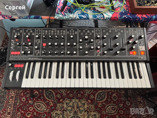 Аналогов синтезатор Moog Matriarch Dark Edition
