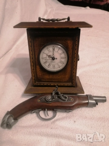 Продавам стар дървен  настолен часовник