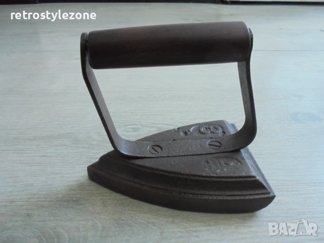 № 8341 Стара чугунена ютия с дървена дръжка , снимка 6 - Други ценни предмети - 52263221