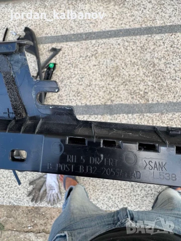 Вертикална външна лайсна на предна дясна врата на Range Rover Evoque само за 100лв. BJ32-20554, снимка 3 - Части - 51127576