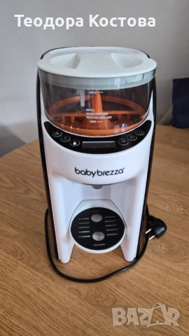 Машина за приготвяне на бебешко адаптирано мляко.