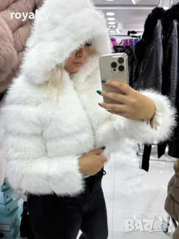 Бяло късо пухкаво палто с качулка